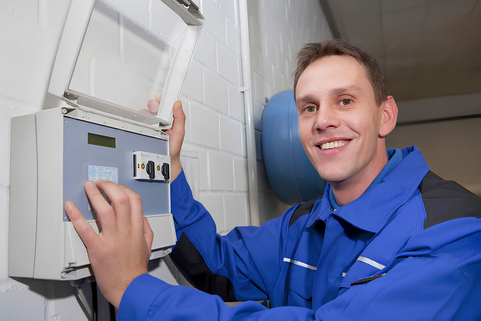 Regenwasser-Service-Techniker bei Wartung einer Steuerungsanlage im Raum Aachen